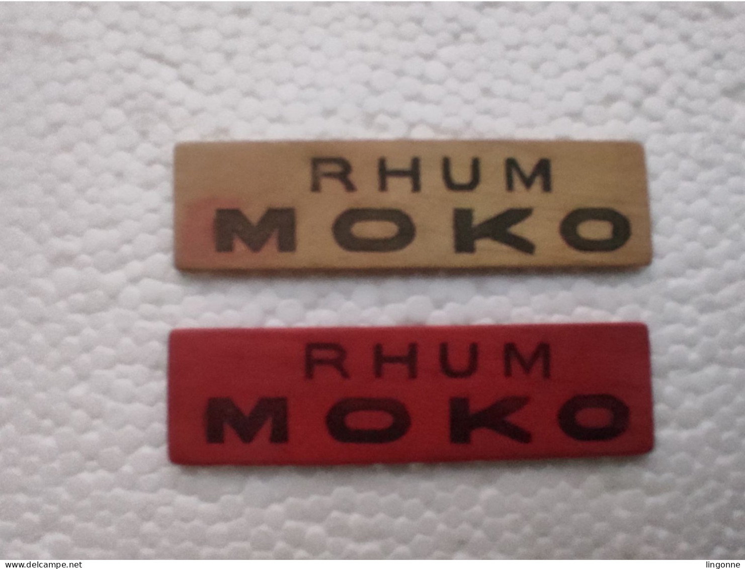 2 Jetons Publicitaires En Bois RHUM MOKO Marqué Des Deux Cotés (rouge Et Jaune) - Alcools