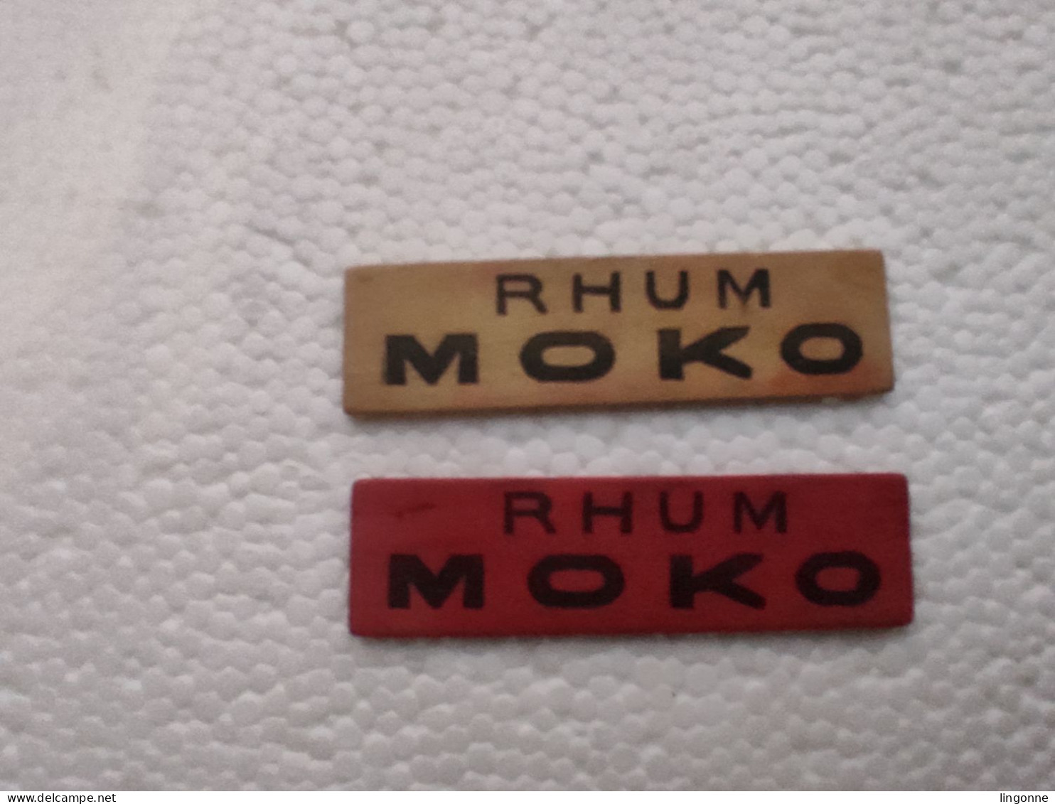 2 Jetons Publicitaires En Bois RHUM MOKO Marqué Des Deux Cotés (rouge Et Jaune) - Alcools