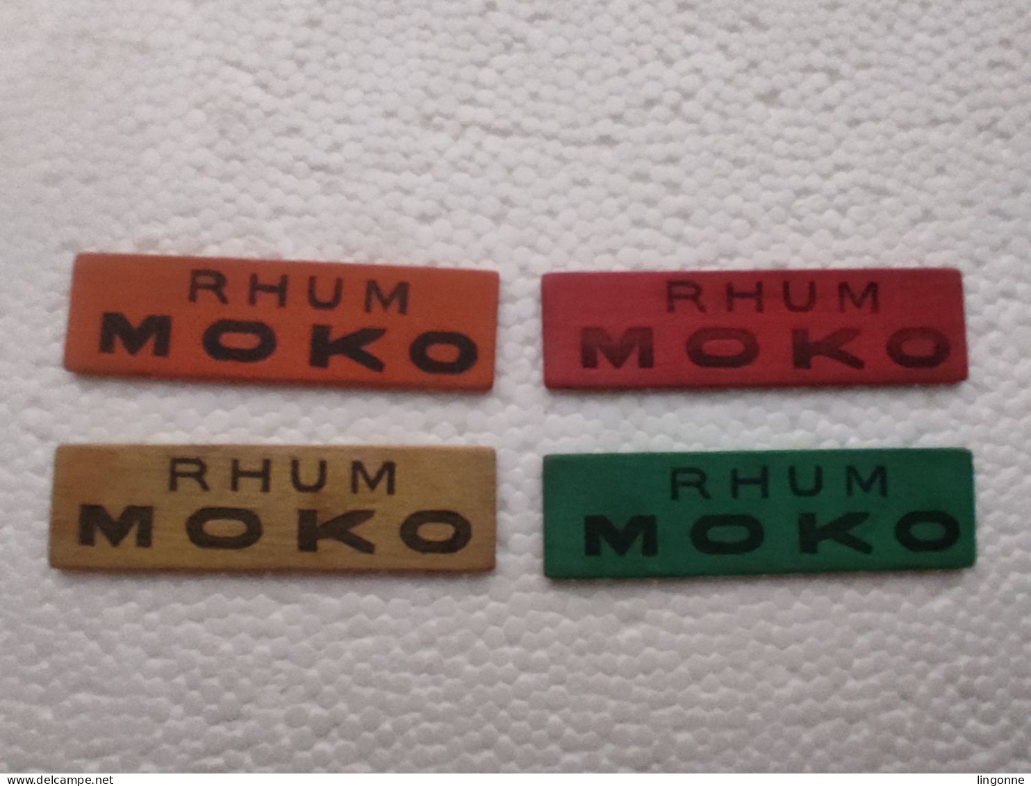 4 Jetons Publicitaires En Bois RHUM MOKO Marqué Des Deux Cotés (rouge, Jaune, Vert, Orange) - Alcoholes