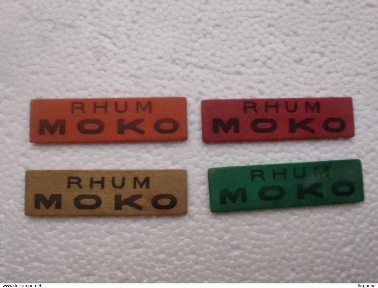 4 Jetons Publicitaires En Bois RHUM MOKO Marqué Des Deux Cotés (rouge, Jaune, Vert, Orange) - Alkohol