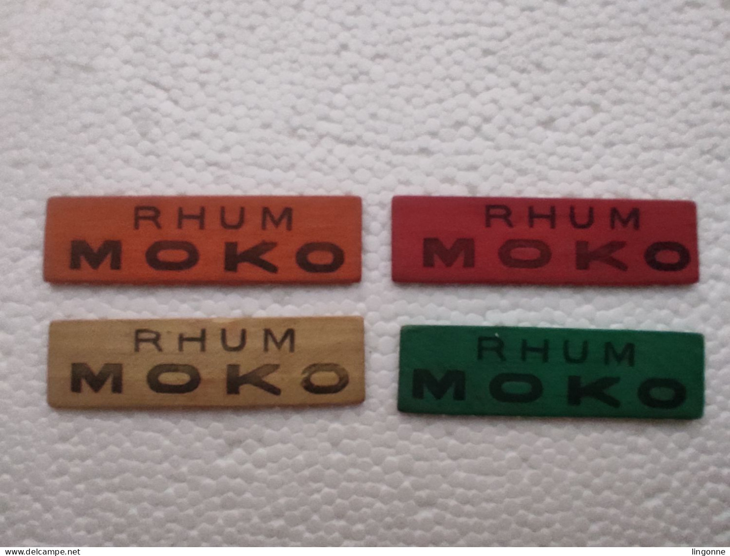 4 Jetons Publicitaires En Bois RHUM MOKO Marqué Des Deux Cotés (rouge, Jaune, Vert, Orange) - Alcools