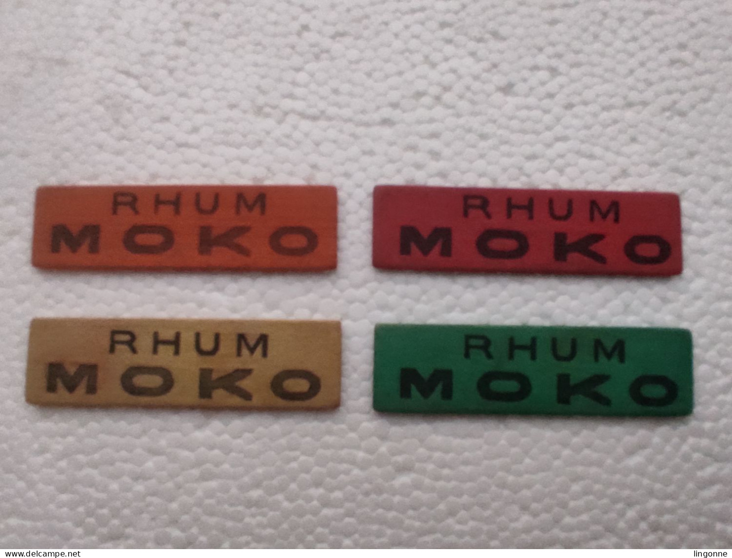 4 Jetons Publicitaires En Bois RHUM MOKO Marqué Des Deux Cotés (rouge, Jaune, Vert, Orange) - Alkohol