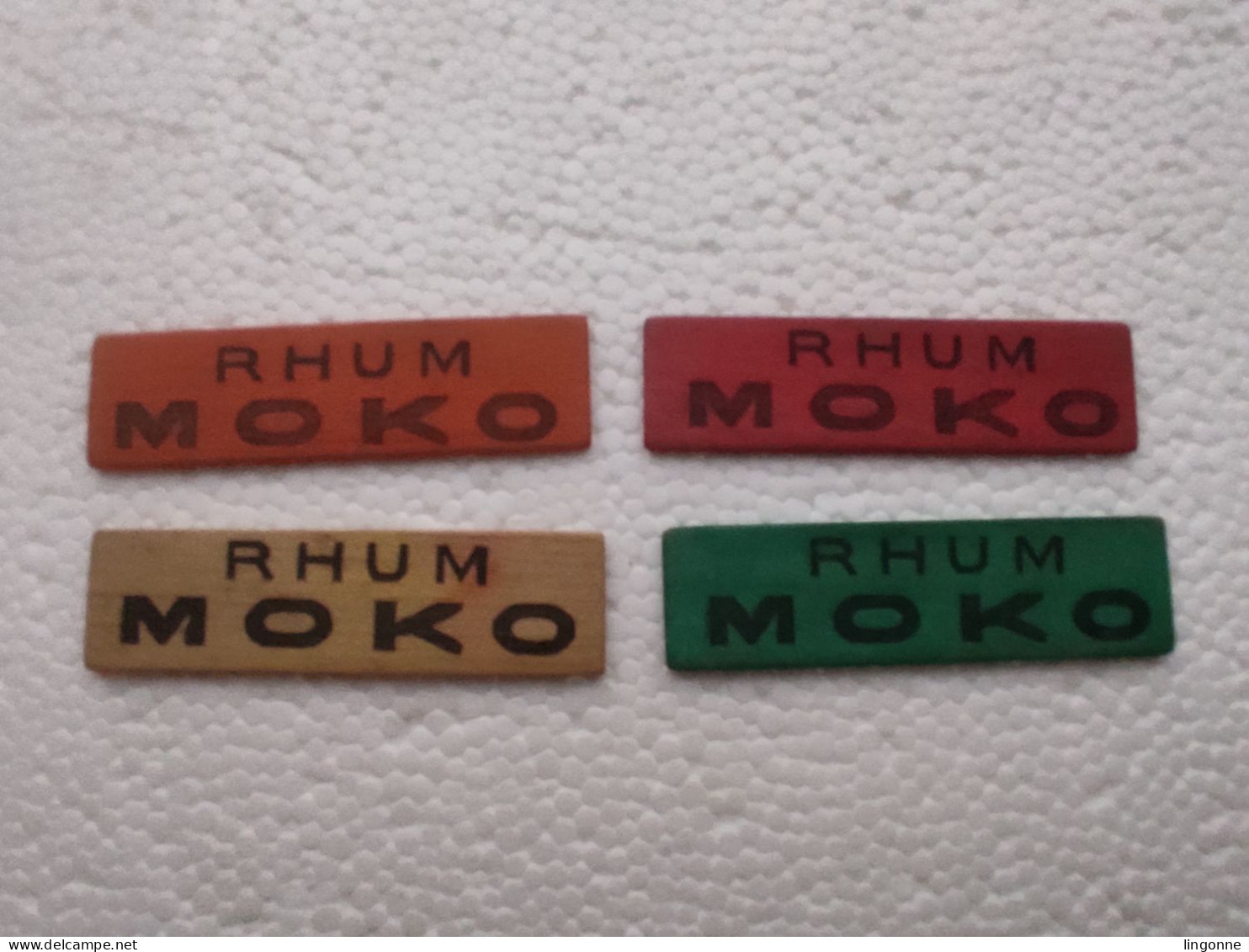 4 Jetons Publicitaires En Bois RHUM MOKO Marqué Des Deux Cotés (rouge, Jaune, Vert, Orange) - Alcolici