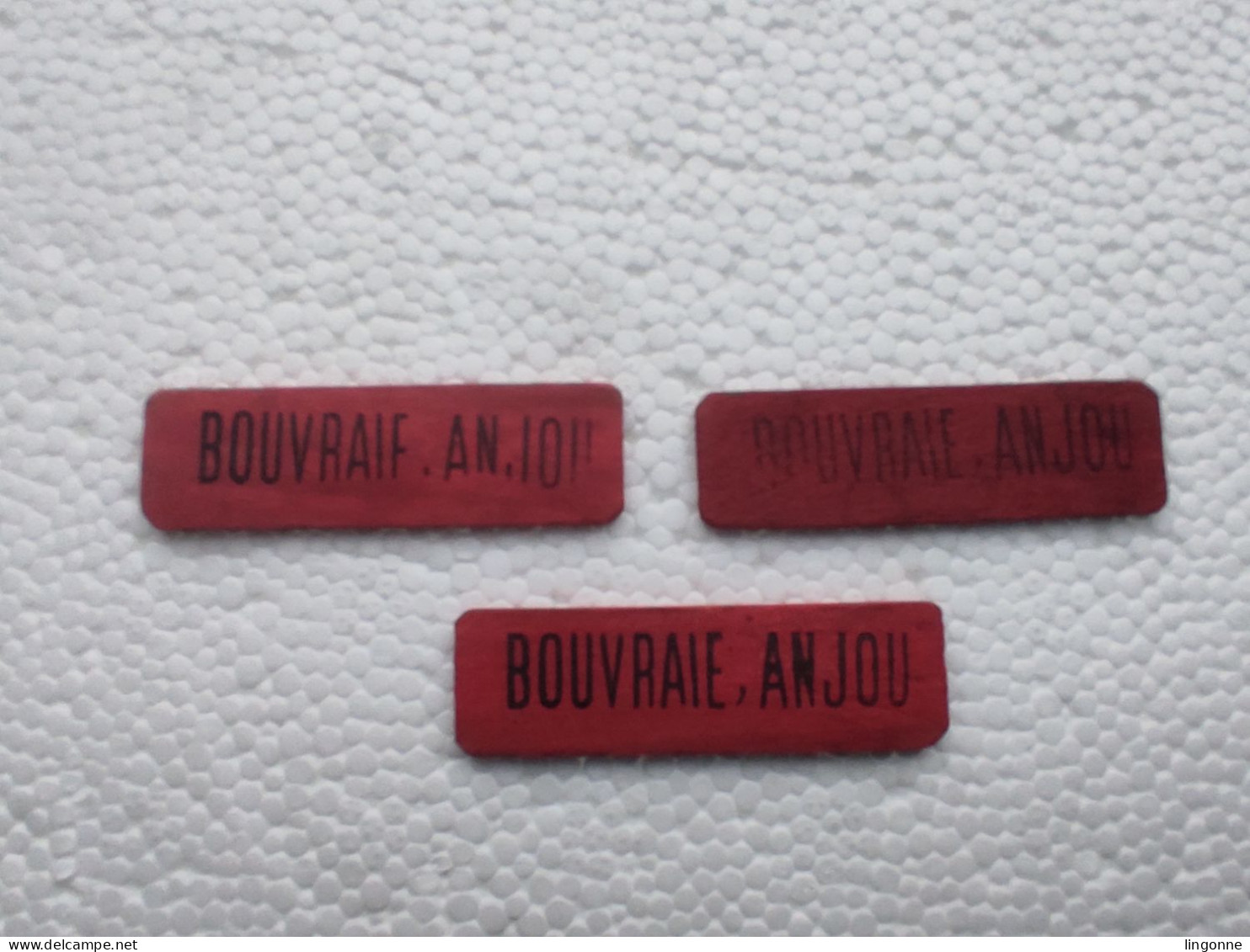 3 Jetons Publicitaires En Bois BOUVRAIE, ANJOU De L'autre Coté VIGNOBLES ET CAVES (rouge) - Alcools