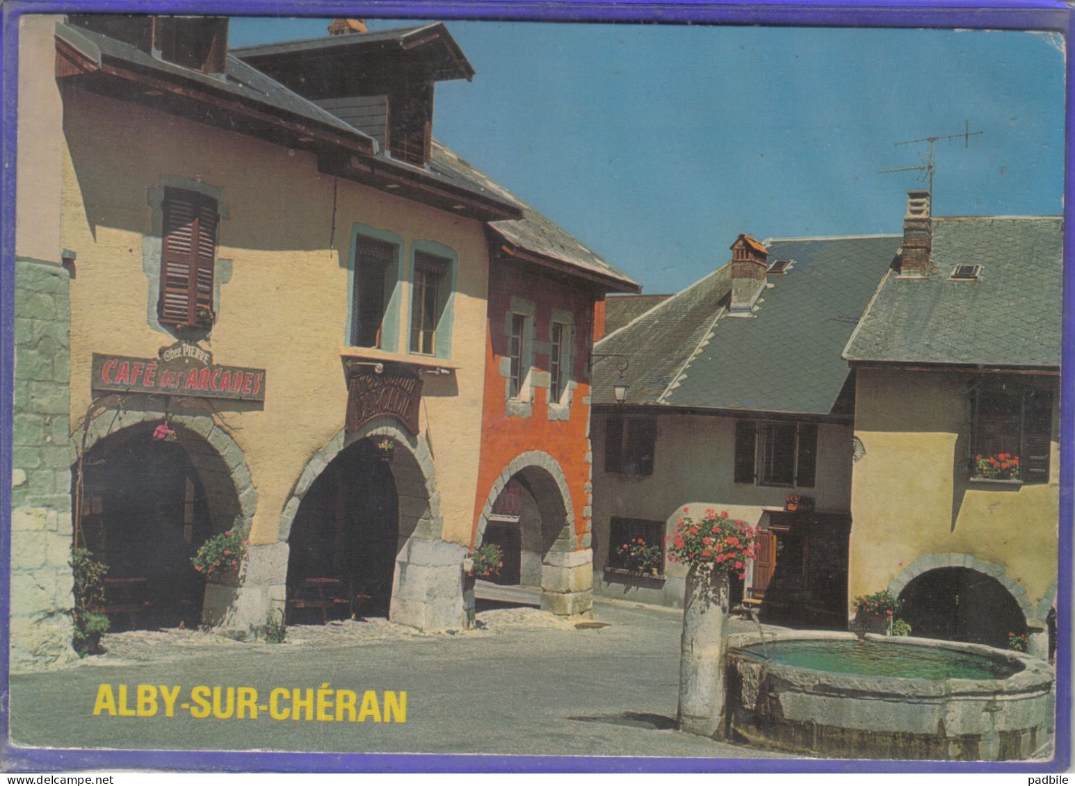 Carte Postale 74. Alby-sur-Chéran  Café Des Arcades Et Fontaine  Place Du Trophée   Très Beau Plan - Alby-sur-Cheran