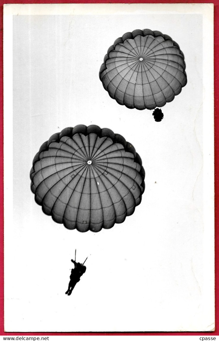 CPA CPSM Sports - Parachutisme Parachutistes Parachute - Paracadutismo