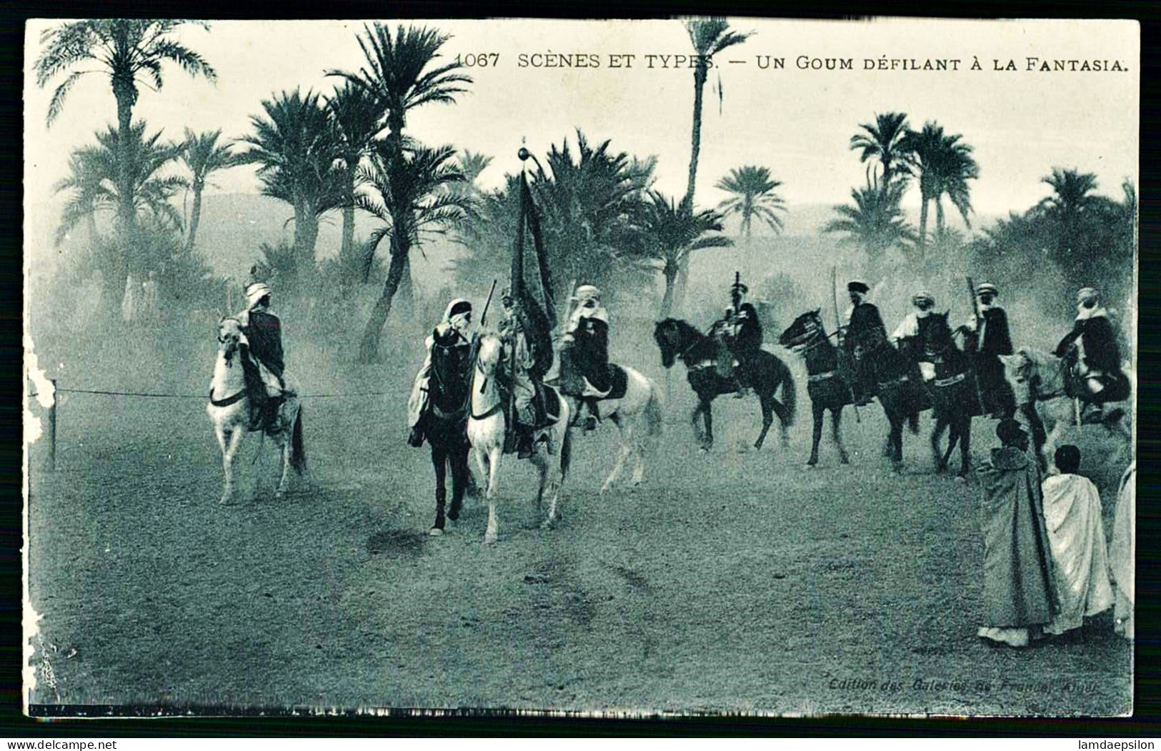 A65  ALGERIE CPA  SCENES ET TYPES - UN GOUM DEFILANT A LA FANTASIA - Collections & Lots