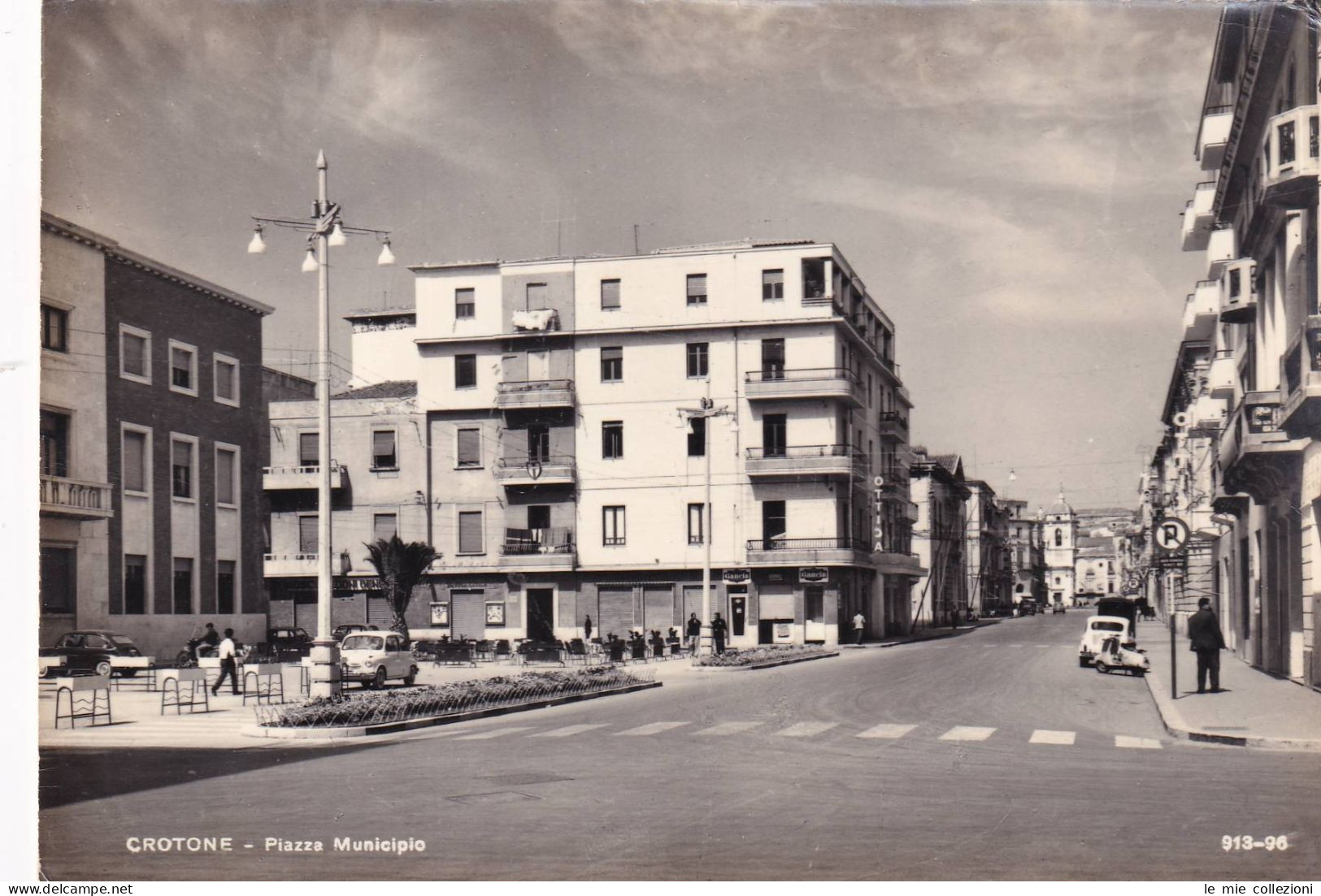 Cartolina Crotone - Piazza Municipio - Crotone