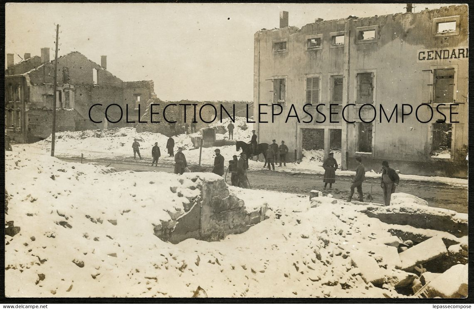 VIGNEULLES - RUE GRANDE ET GENDARMERIE DETRUITES - SOLDATS ALLEMANDS - CAVALIER - CIVILS AU TRAVAIL - VERS 1914 - Vigneulles Les Hattonchatel