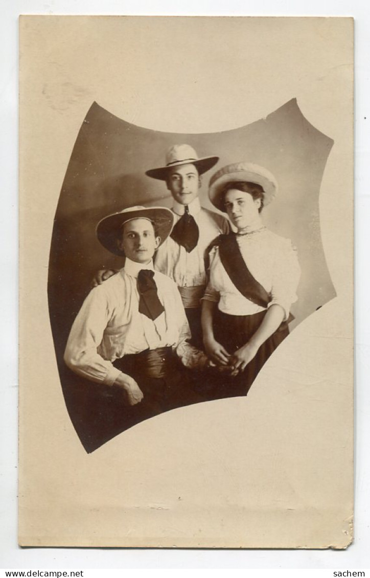 MODE CARTE PHOTO Un Beau Trio Deux Jeunes Hommmes Et Jeune Fille Aux Chapeaux   27 Aout 1909    D18 2023 - Mode
