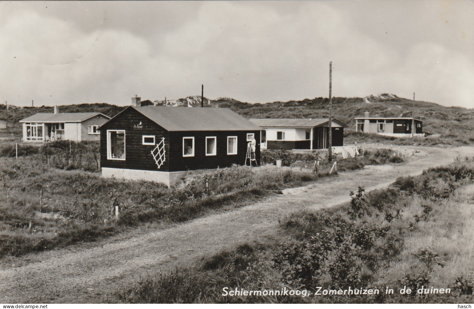 4905 138 Schiermonnikoog, Zomerhuizen In De Duinen. (Fotokaart.) (Doordruk Stempel Rechtsboven Een Vlekje.)  - Schiermonnikoog