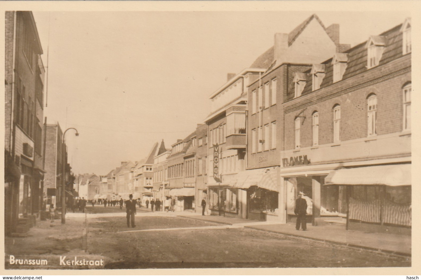 4905 222 Brunssum, Kerkstraat. (Fotokaart.)  - Brunssum