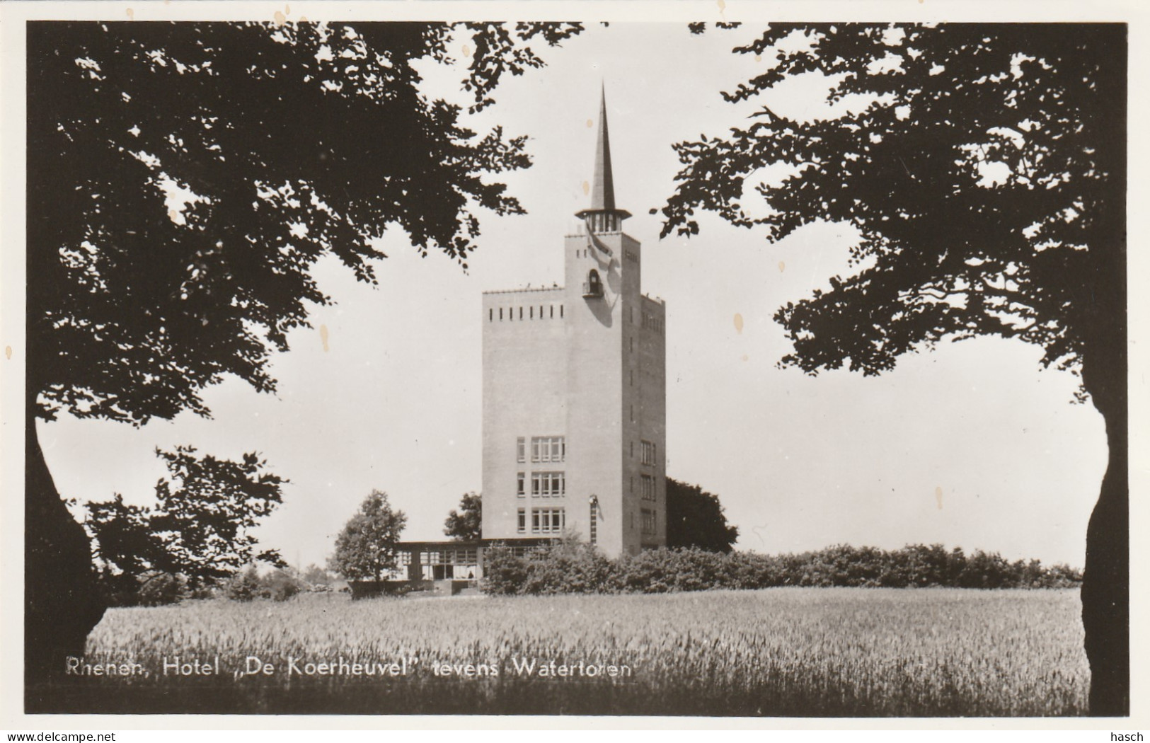 4905 246 Rhenen, Hotel ,,De Koerheuvel'' Tevens Watertoren. (Fotokaart.)  - Rhenen