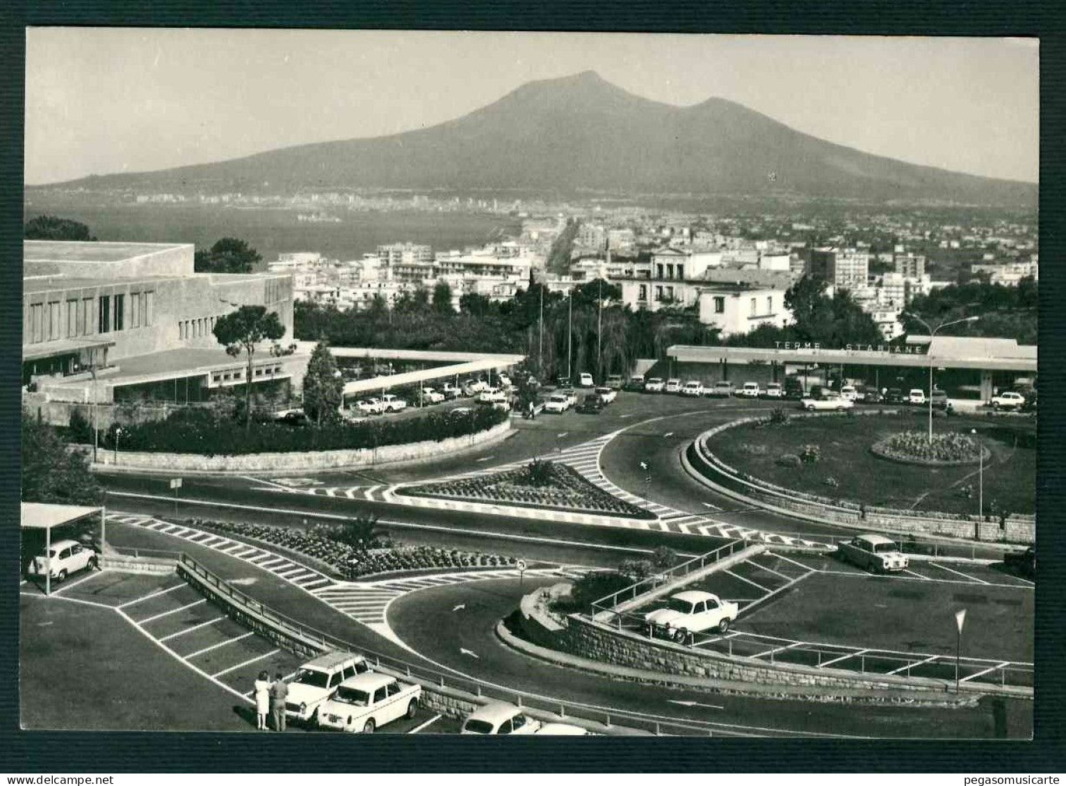 BB115 - CASTELLAMMARE DI STABIA - INGRESSO ALLE NUOVE TERME STABIANE E PANORAMA - ANIMATA 1950 CIRCA - Castellammare Di Stabia