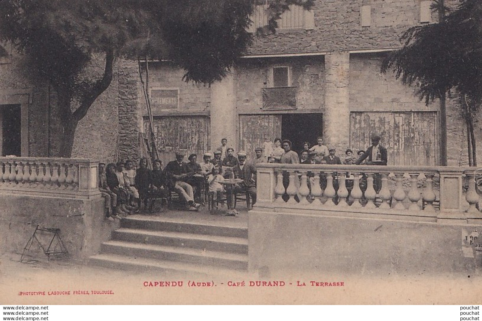 L14-11) CAPENDU - AUDE - CAFE DURAND - LA TERRASSE - ANIMEE -  ( 2 SCANS ) - Capendu