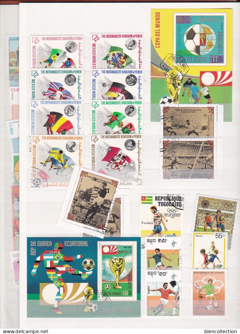 1 Classeur De Timbres Sur Le Football - Used Stamps