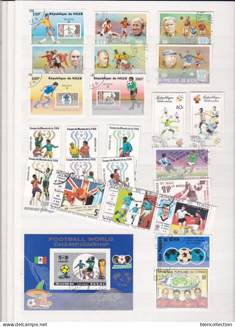 1 classeur de timbres sur le football