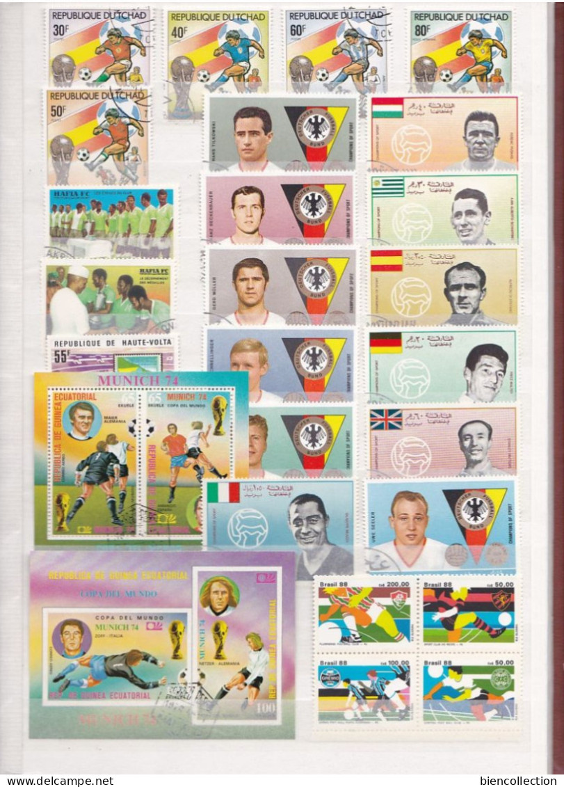 1 classeur de timbres sur le football