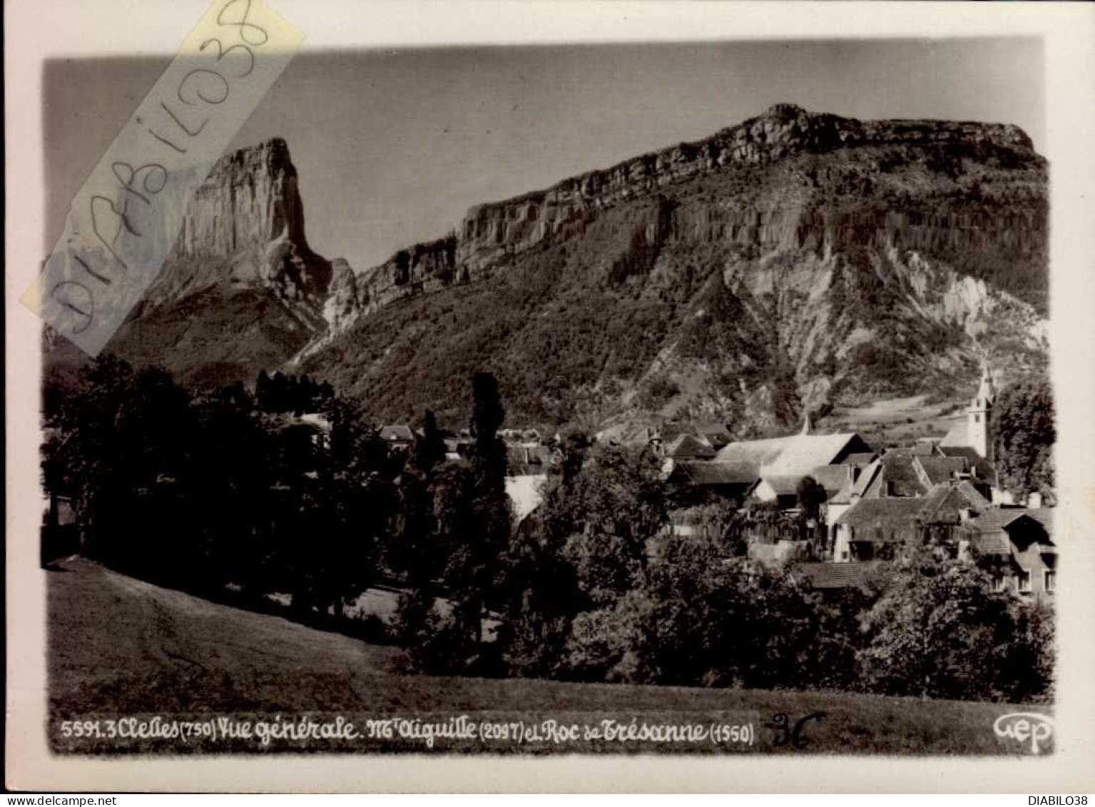 CLELLES   ( ISERE )    VUE GENERALE . MONT AIGUILLE ET ROC DE TRESANNE - Clelles