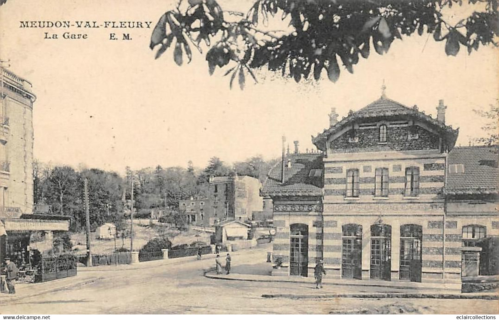 Meudon         92       Val Fleury  . Extérieur De La Gare      (voir Scan) - Meudon