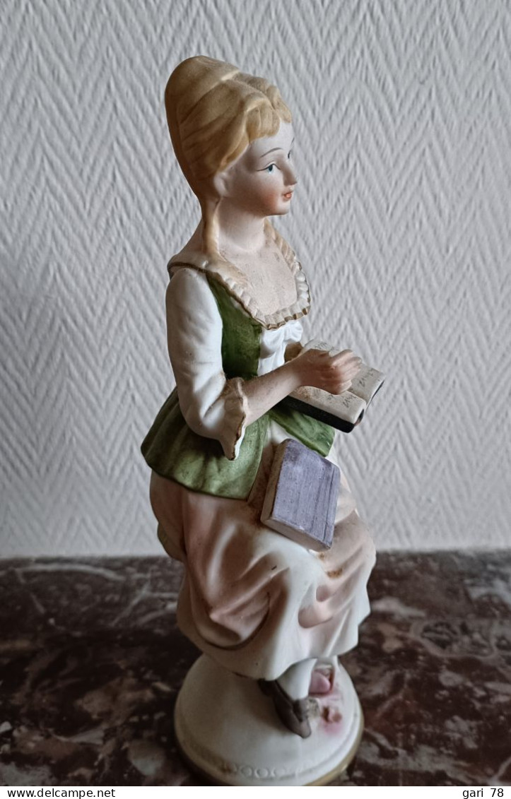 STATUETTE En Biscuit, Jeune Femme Assise, Un Livre à La Main - Altri & Non Classificati