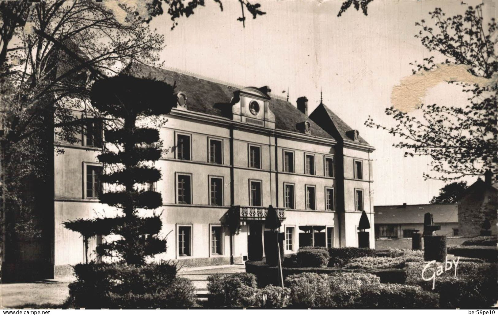 79 CHEF-BOUTONNE L'HOTEL DE VILLE DEVANT LE JARDIN AVEC SES ARBUSTES SCULPTES - Chef Boutonne