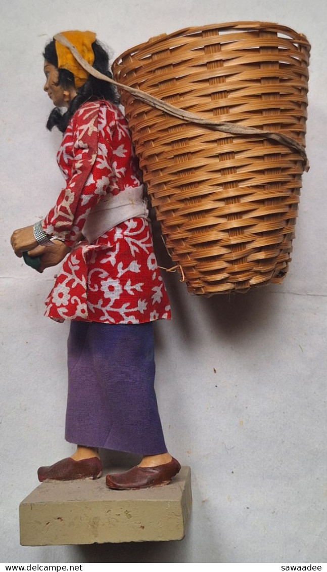 FIGURINE - ETHNOLOGIE - NEPAL - ANNEE 50 - FEMME - RAMASSEUSE DE FEUILLES DE THE - TRIBU - VÊTEMENT - 24 CM - Art Asiatique