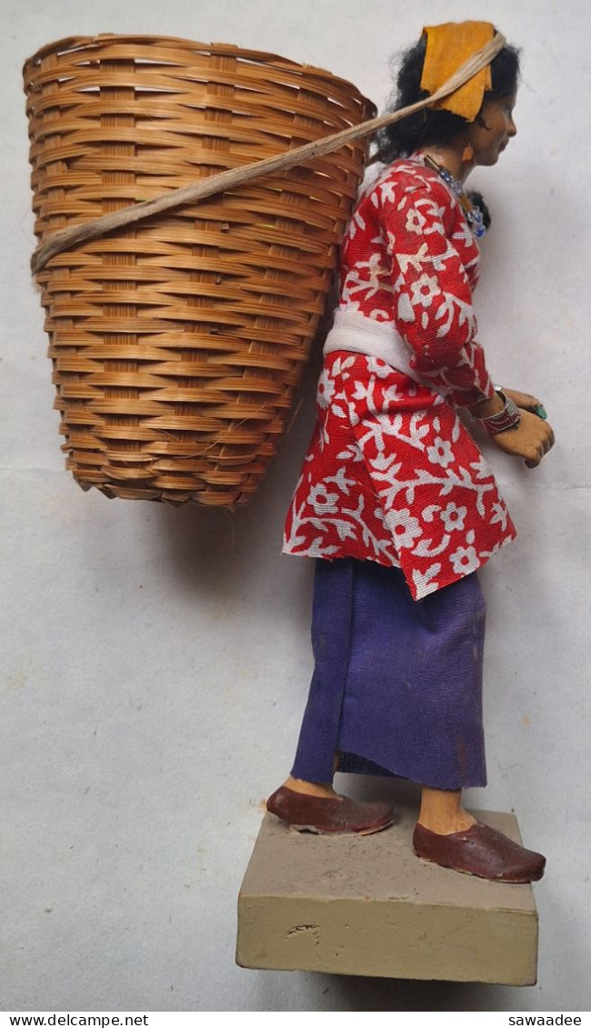 FIGURINE - ETHNOLOGIE - NEPAL - ANNEE 50 - FEMME - RAMASSEUSE DE FEUILLES DE THE - TRIBU - VÊTEMENT - 24 CM - Art Asiatique