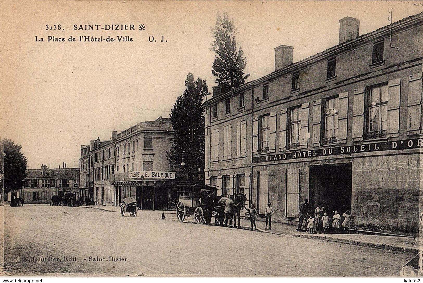 +++saint Dizier+++             La Place De L Hotel De Ville Et Le Grand Hotel Du Soleil D Or - Saint Dizier