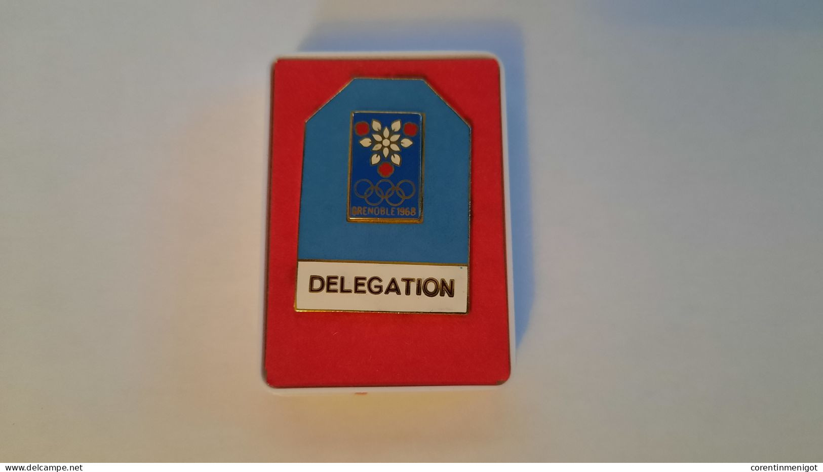 Badge "Delegation" Des Jeux Olympiques De Grenoble 1968 - Apparel, Souvenirs & Other