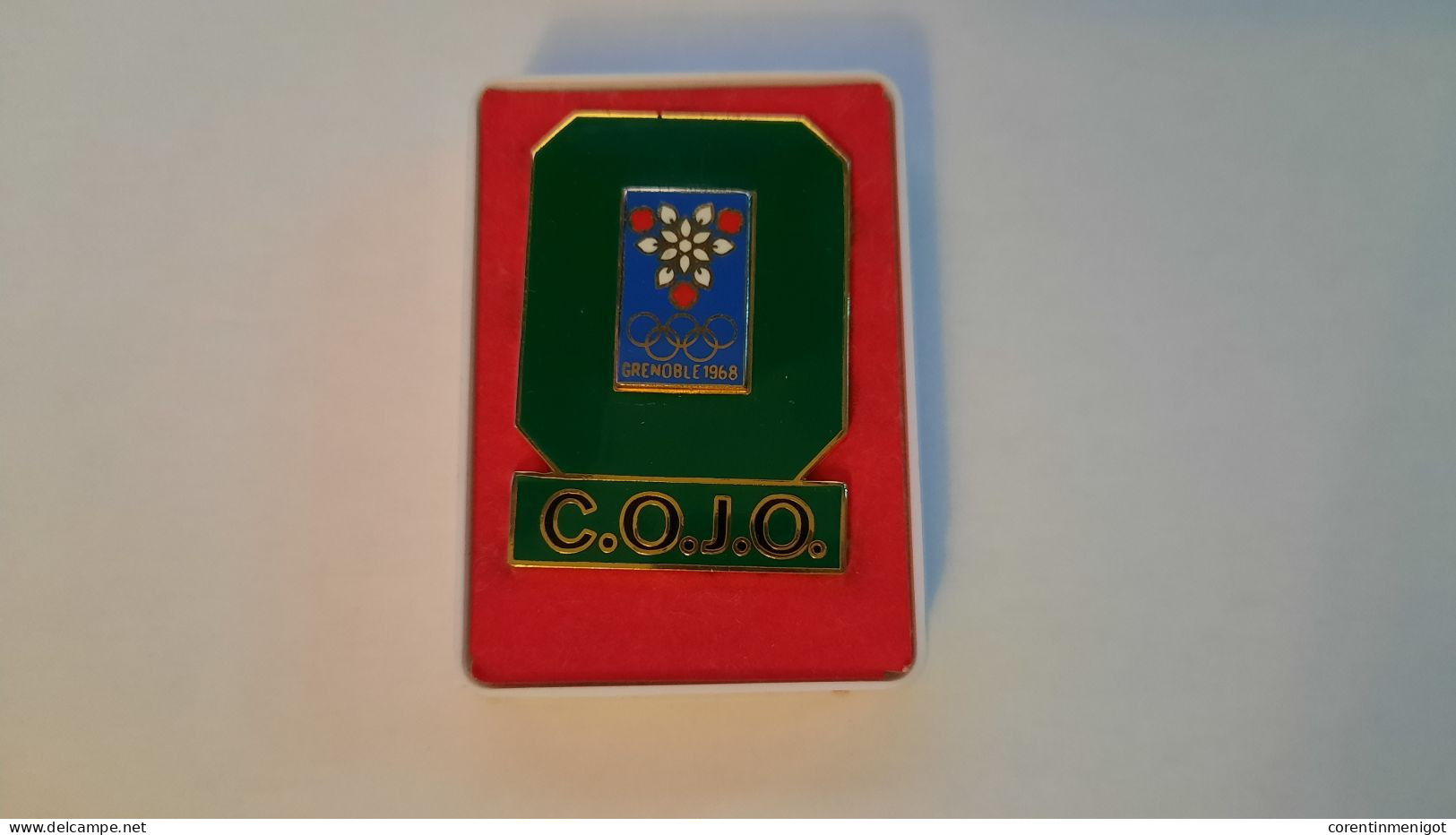 Badge "Comité D'organisation Des Jeux Olympiques De Grenoble" Des Jeux Olympiques De Grenoble 1968 - Habillement, Souvenirs & Autres