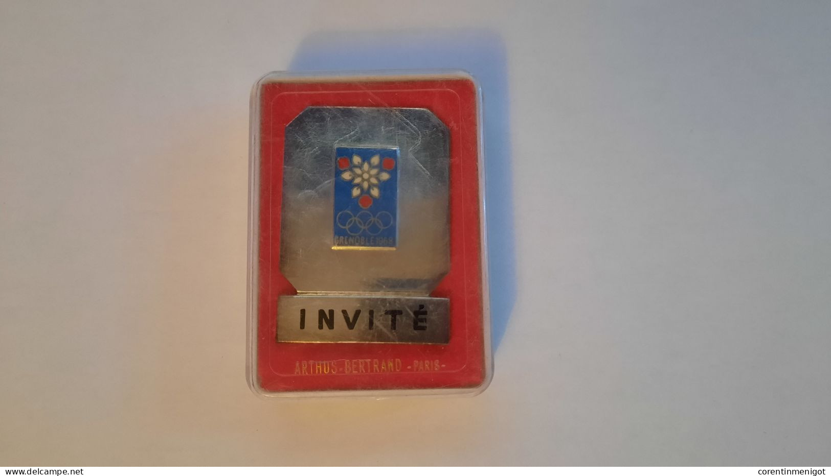 Badge "Invité" Des Jeux Olympiques De Grenoble 1968 - Habillement, Souvenirs & Autres