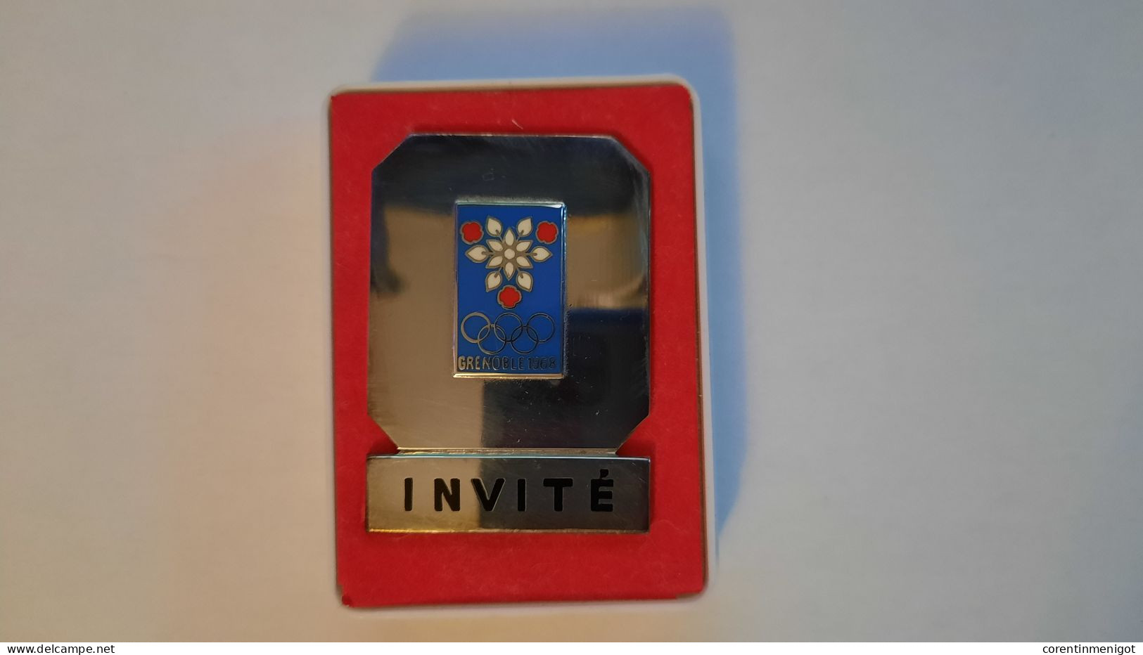 Badge "Invité" Des Jeux Olympiques De Grenoble 1968 - Bekleidung, Souvenirs Und Sonstige