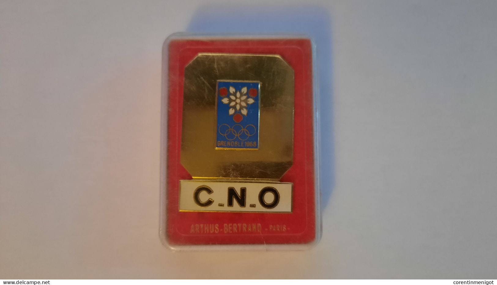 Badge "Comité National Olympique" Des Jeux Olympiques De Grenoble 1968 - Bekleidung, Souvenirs Und Sonstige