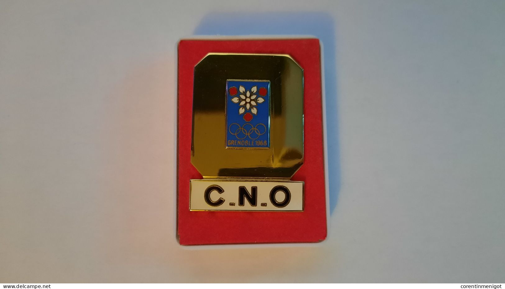 Badge "Comité National Olympique" Des Jeux Olympiques De Grenoble 1968 - Habillement, Souvenirs & Autres