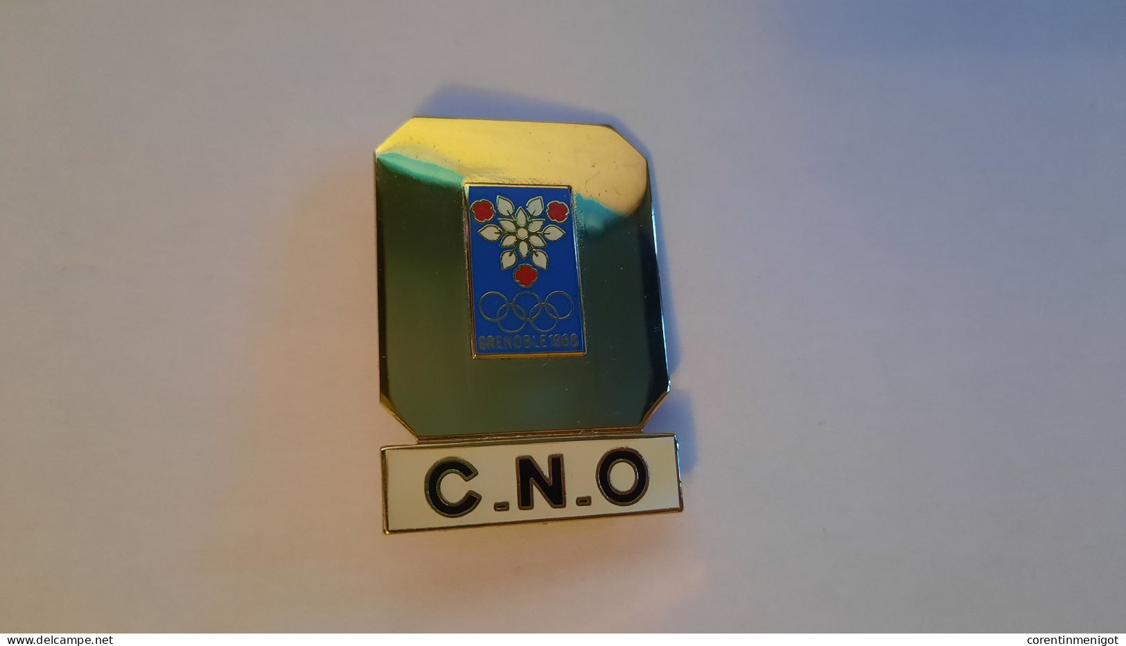 Badge "Comité National Olympique" Des Jeux Olympiques De Grenoble 1968 - Bekleidung, Souvenirs Und Sonstige