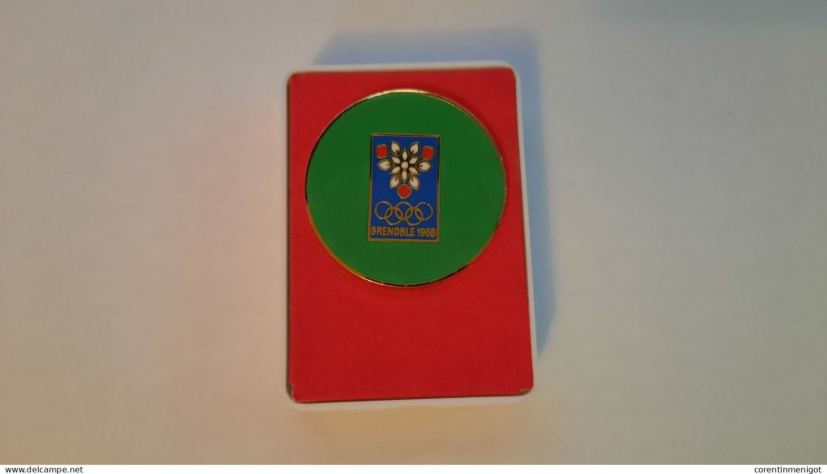 Badge Rond Des Jeux Olympiques De Grenoble 1968 - Habillement, Souvenirs & Autres