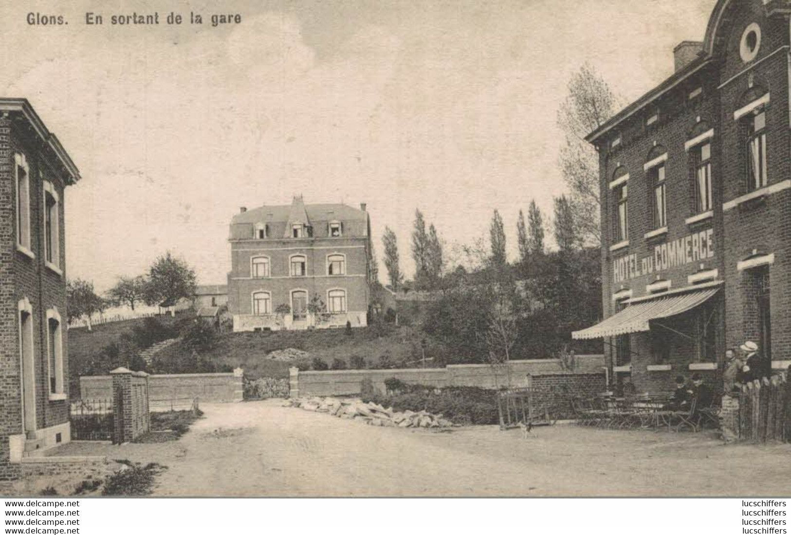 Glons - En Sortant De La Gare - Petite Animation - Hôtel Du Commerce - 2 Scans - Bassenge