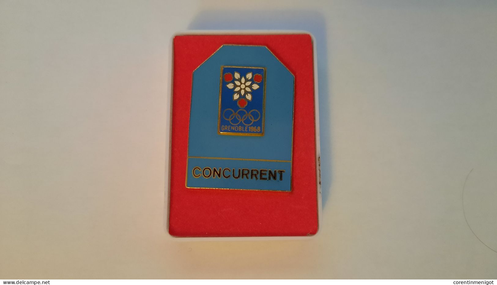 Badge "Concurrent" Des Jeux Olympiques De Grenoble 1968 - Habillement, Souvenirs & Autres
