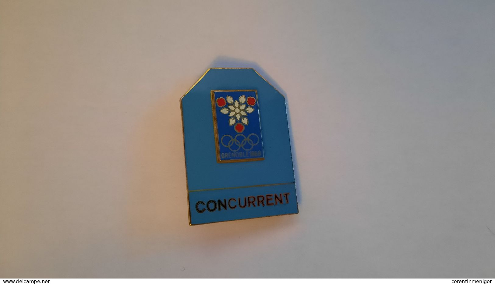 Badge "Concurrent" Des Jeux Olympiques De Grenoble 1968 - Apparel, Souvenirs & Other