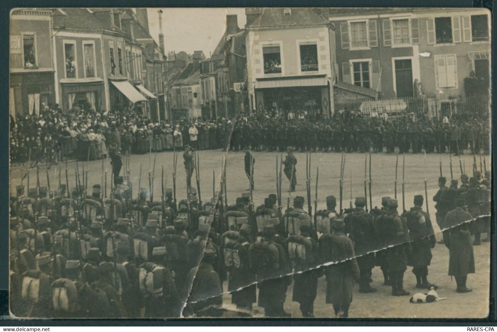 36 CHATEAUROUX - Miliaires Au Garde A Vous Sur Une Place Et Remise De Médaille - En L'état / CPA PHOTO - Chateauroux