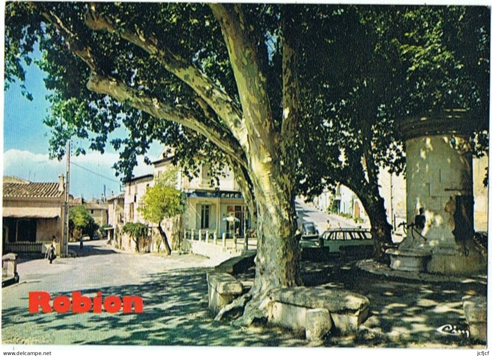 CPM..84..ROBION..VAUCLUSE..LA FONTAINE SUR LA PLACE DE LA MAIRIE..CAFE.. - Robion