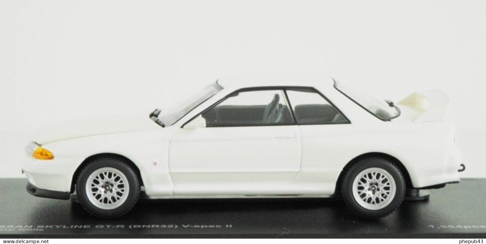 Nissan Skyline GT-R (BNR32) V-Spec II - Crystal White - Kyosho - Kyosho