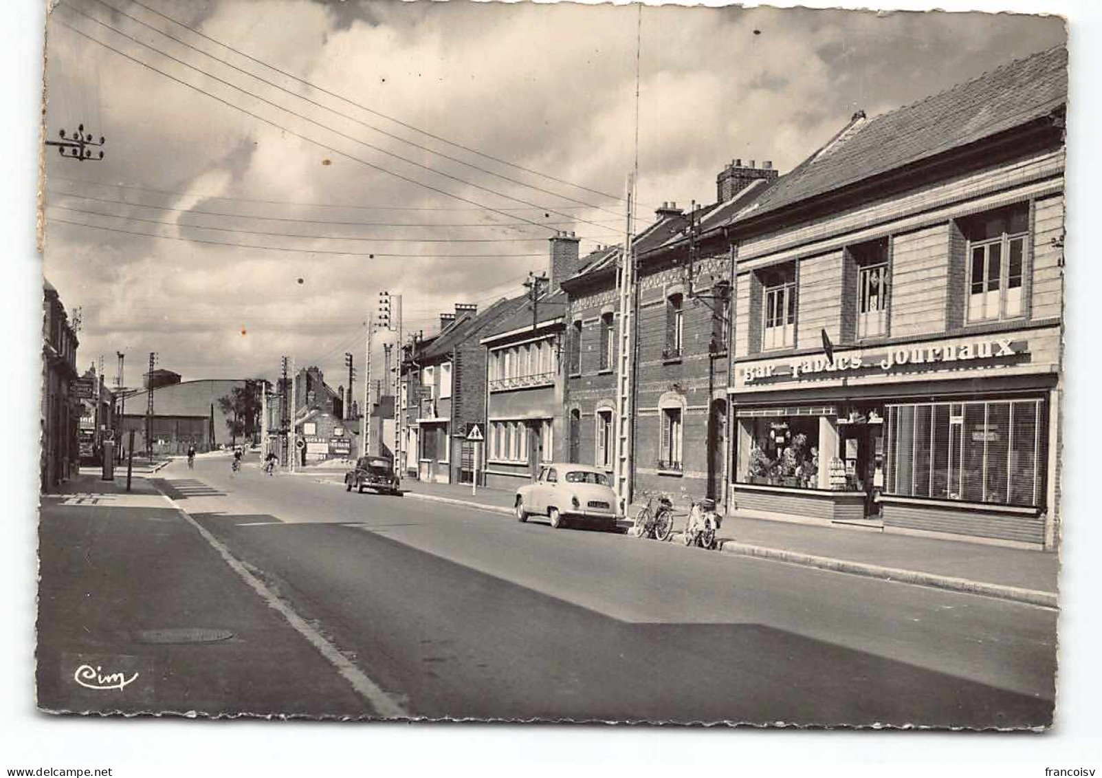 Longueau Avenue Henri Barbusse. Postée 1959 . Edit Cim  CPSM Bar Tabac Journeaux.  Voitures Automobiles - Longueau