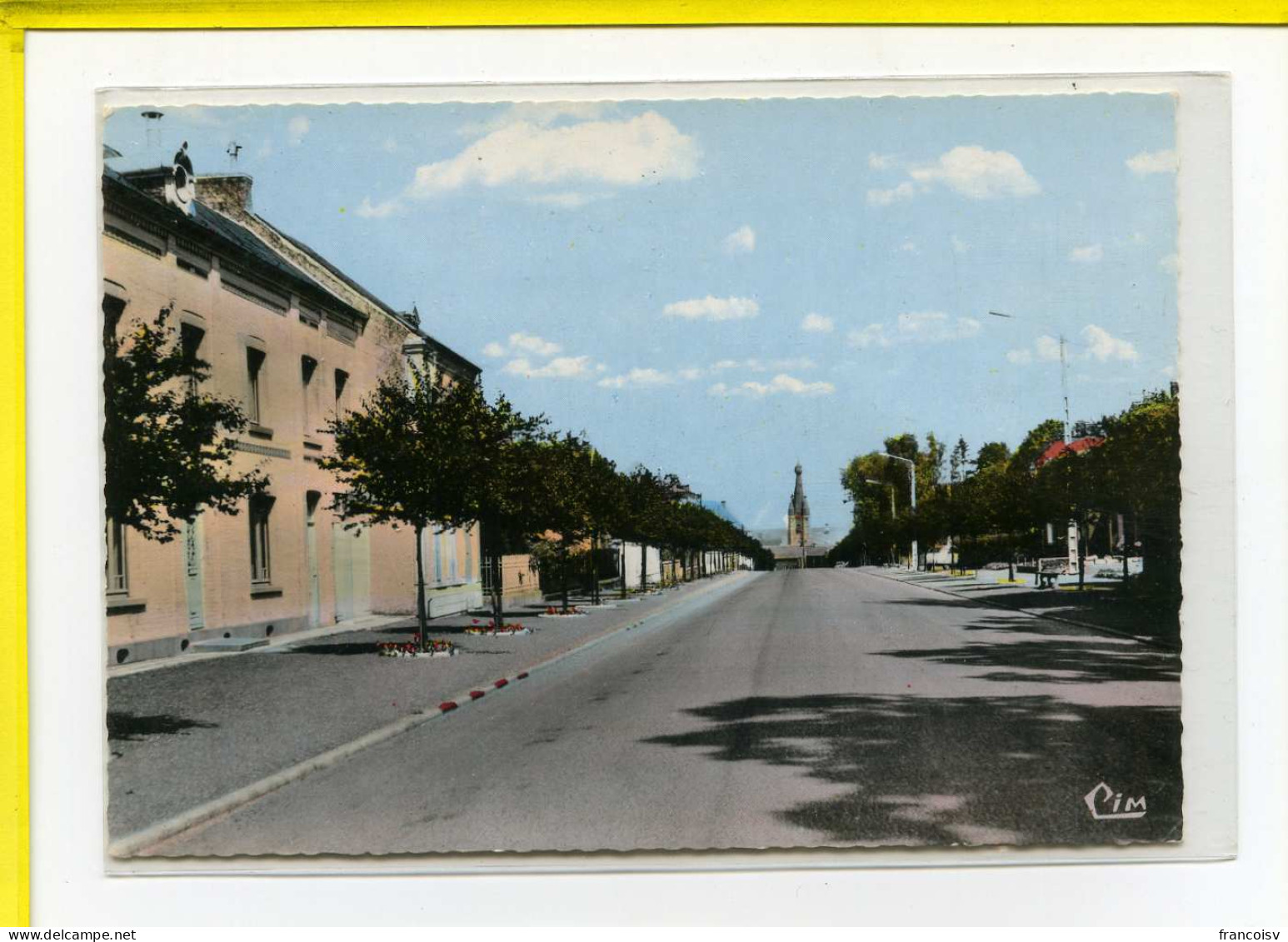 SOLRE-LE-CHATEAU  Perspective Sur Le Clocher Et Eglise St Pierre. Edit Cim N° EC 171-42 - Solre Le Chateau