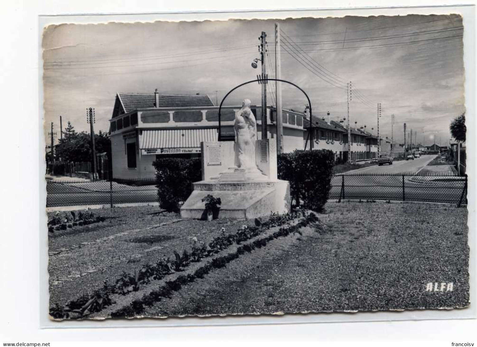 Tremblay Les Gonesse.  Monument Aux Morts. Edit Alfa N° 704. Postée 1964. - Tremblay En France