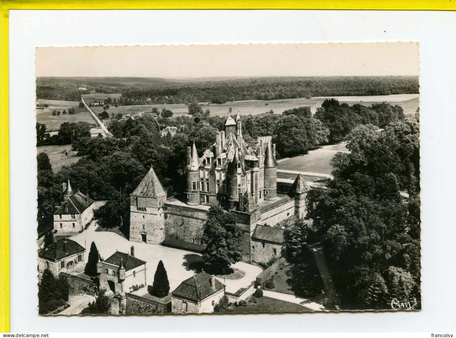 MontMort. Le Chateau. XVIeme . Edit Cim N°284-23A    Datée 1962    Vue Aerienne. - Montmort Lucy