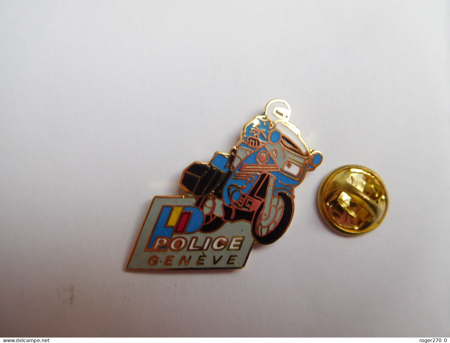 Superbe Pin's En EGF , Police De Genève , Moto BMW ,  SUISSE , Signé APEC - Police