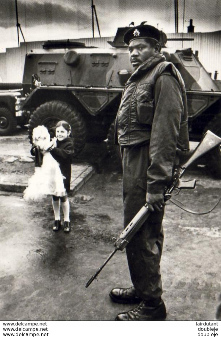 BELFAST 1972 La Petite Fille Et Le Soldat Noir  ............ Dédicacée PAR CHRISTINE SPENGLER / SYGMA En 1986 - Belfast