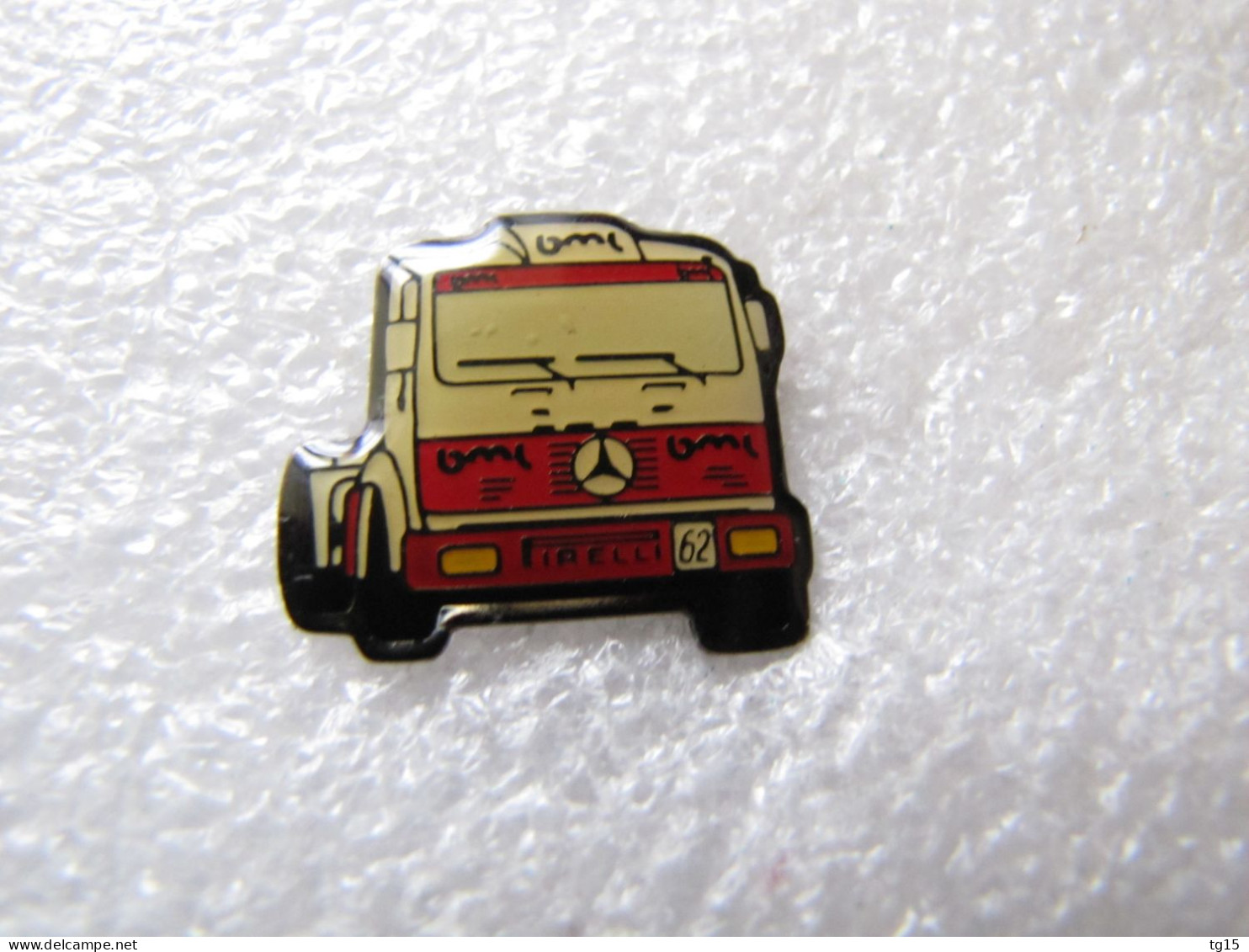 PIN'S    CAMION RACING  MERCEDES-BENZ  PIRELLI  BOURGEY MONTREUIL  21 X 17 Mm - Mercedes